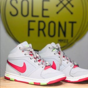 WOMENS SIZE 8.5 NIKE HIGH TOP